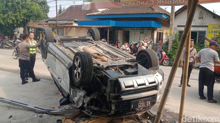 Mobil terbalik di Jalan Cokro-Delanggu, Klaten, Jumat (18/9/2026).