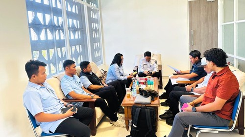 Jajaran Ombudsman RI NTB memeriksa SPPG Batukliang Mekar Bersatu usai 352 siswa Keracunan MBG, Jumat (18/9/2026). (Dok. Ombudsman NTB).