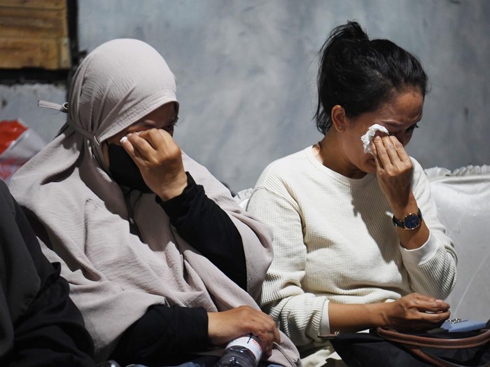 Operasi SAR pencarian jurnalis dan awak kapal dihentikan Istri jurnalis Merdeka.com yang hilang kontak, Arie Basuki, Yanti (kiri), dan istri jurnalis iNews, Yudistiro Pranoto, Rodiah Nasution (kanan), menangis usai pertemuan dengan tim SAR gabungan di Carita, Pandeglang, Banten, Kamis (17/9/2026). Tim SAR gabungan resmi menghentikan operasi pencarian dan pertolongan (SAR) terhadap rombongan jurnalis dan awak kapal cepat KM Arupadatu I yang hilang kontak saat meliput aktivitas Gunung Anak Krakatau di perairan Selat Sunda setelah berlangsung selama 10 hari. ANTARA FOTO/Akbar Nugroho Gumay/kye