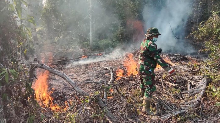 Tim gabungan melakukan penanganan Karhutla di Desa Kudung, Kecamatan Lingga Timur, Kabupaten Lingga, Kepri.