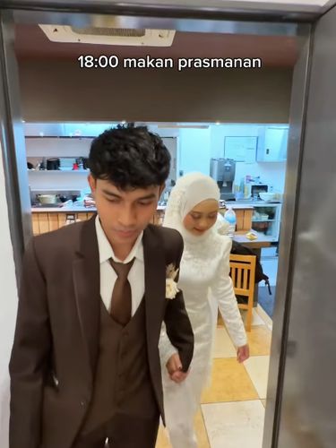 Pasangan Gen Z viral usai akad nikah sederhana di KJRI Jepang. Pakai gaun & jas, mereka lanjut jalan-jalan santai di Osaka lalu makan bersama.