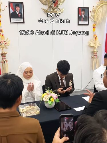 Pasangan Gen Z viral usai akad nikah sederhana di KJRI Jepang. Pakai gaun & jas, mereka lanjut jalan-jalan santai di Osaka lalu makan bersama.