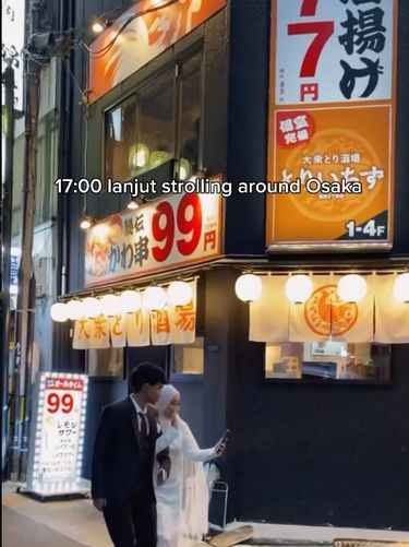 Pasangan Gen Z viral usai akad nikah sederhana di KJRI Jepang. Pakai gaun & jas, mereka lanjut jalan-jalan santai di Osaka lalu makan bersama.