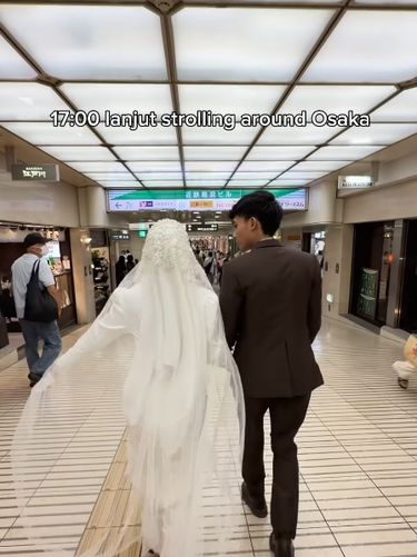 Pasangan Gen Z viral usai akad nikah sederhana di KJRI Jepang. Pakai gaun & jas, mereka lanjut jalan-jalan santai di Osaka lalu makan bersama.