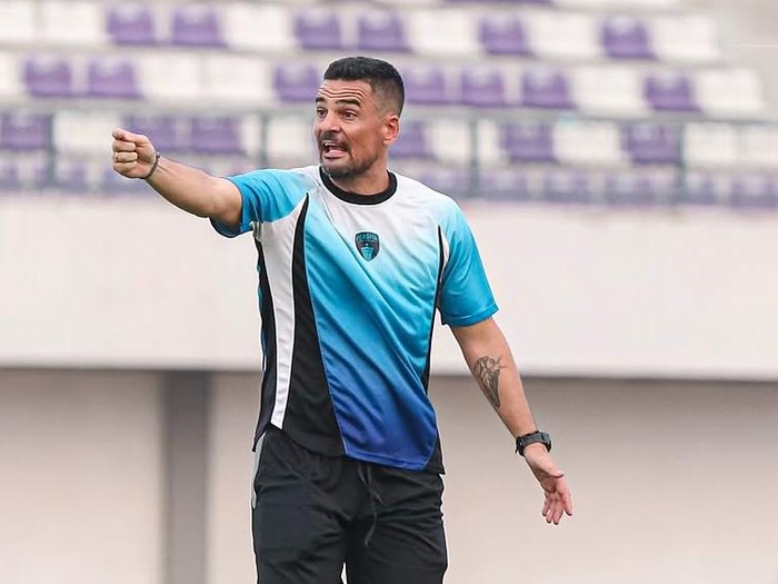 Pelatih Persita, Carlos Pena