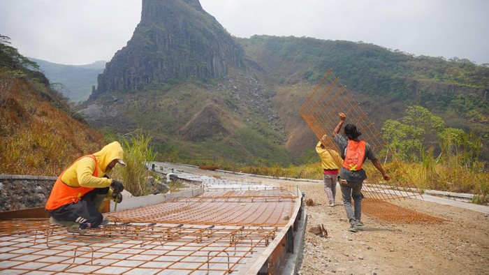 Pembangunan jalan di area Gunung Kelud
