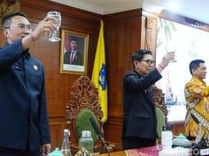Lawan Sampah Plastik, Badung Luncurkan Air Minum Botol Kaca