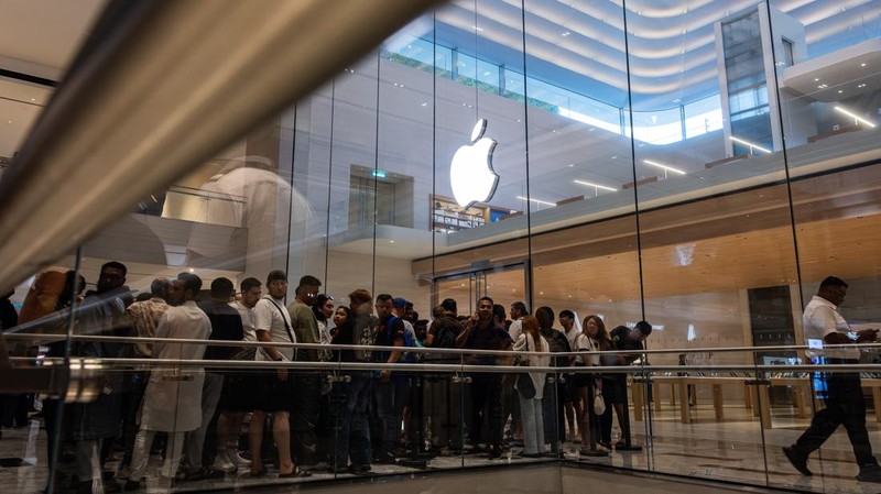 KUALA LUMPUR, MALAYSIA - SEPTEMBER 18: People queue outside an Apple store at the Exchange TRX ahead of the launch and sale of the new iPhone 18 lineup on September 18, 2026 in Kuala Lumpur, Malaysia. The iPhone 18 lineup represents Apple Inc.’s latest generation of smartphones, alongside the new Apple Watch Series 12, Apple Watch Ultra 4, and accessories set to hit international markets, as Malaysian consumers explore the latest Apple products following their launch. (Photo by Annice Lyn/Getty Images)