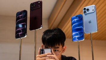 Seorang pelanggan menggunakan ponsel untuk memotret iPhone 18 Pro dan iPhone 18 Pro Max di Apple Store Exchange TRX, Kuala Lumpur, Malaysia, Jumat (18/9/2026). Kedua model tersebut menjadi bagian dari jajaran iPhone terbaru yang mulai dipasarkan di Malaysia. Getty Images/Annice Lyn 