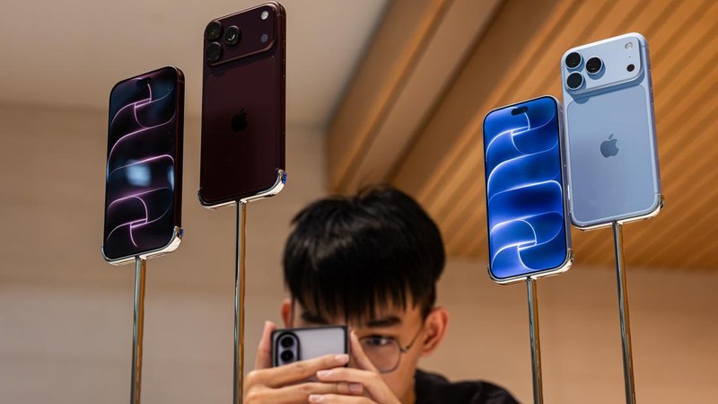 KUALA LUMPUR, MALAYSIA - SEPTEMBER 18: People queue outside an Apple store at the Exchange TRX ahead of the launch and sale of the new iPhone 18 lineup on September 18, 2026 in Kuala Lumpur, Malaysia. The iPhone 18 lineup represents Apple Inc.’s latest generation of smartphones, alongside the new Apple Watch Series 12, Apple Watch Ultra 4, and accessories set to hit international markets, as Malaysian consumers explore the latest Apple products following their launch. (Photo by Annice Lyn/Getty Images)