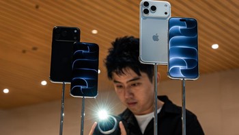 Seorang pelanggan menggunakan ponsel untuk memotret iPhone 18 Pro dan iPhone 18 Pro Max yang dipajang di Apple Store Exchange TRX, Kuala Lumpur, Malaysia, Jumat (18/9/2026). Produk tersebut dipamerkan kepada pelanggan bersamaan dengan dimulainya penjualan perdana iPhone terbaru Apple. Getty Images/Annice Lyn 