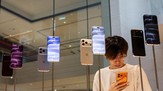 KUALA LUMPUR, MALAYSIA - SEPTEMBER 18: People queue outside an Apple store at the Exchange TRX ahead of the launch and sale of the new iPhone 18 lineup on September 18, 2026 in Kuala Lumpur, Malaysia. The iPhone 18 lineup represents Apple Inc.'s latest generation of smartphones, alongside the new Apple Watch Series 12, Apple Watch Ultra 4, and accessories set to hit international markets, as Malaysian consumers explore the latest Apple products following their launch. (Photo by Annice Lyn/Getty Images)
