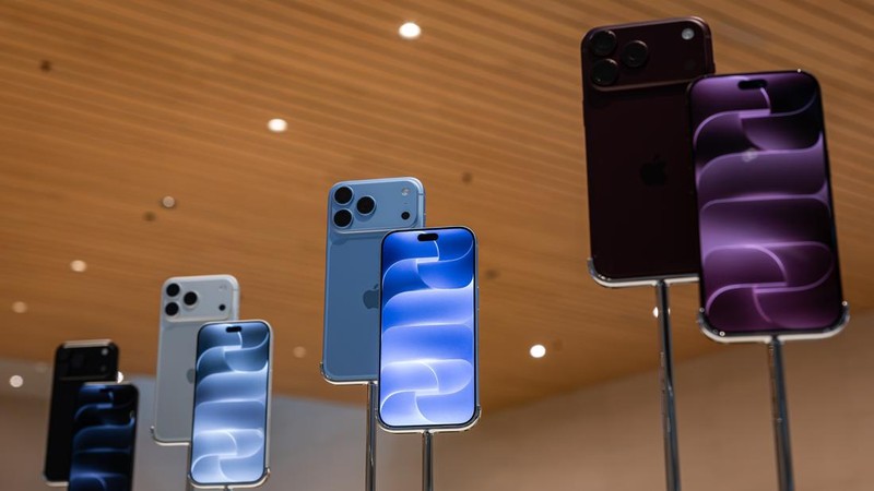 KUALA LUMPUR, MALAYSIA - SEPTEMBER 18: People queue outside an Apple store at the Exchange TRX ahead of the launch and sale of the new iPhone 18 lineup on September 18, 2026 in Kuala Lumpur, Malaysia. The iPhone 18 lineup represents Apple Inc.’s latest generation of smartphones, alongside the new Apple Watch Series 12, Apple Watch Ultra 4, and accessories set to hit international markets, as Malaysian consumers explore the latest Apple products following their launch. (Photo by Annice Lyn/Getty Images)