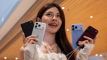 Seorang pelanggan memegang iPhone 18 Pro dan iPhone 18 Pro Max di Apple Store Exchange TRX, Kuala Lumpur, Malaysia, Jumat (18/9/2026). Pelanggan dapat melihat dan mencoba langsung kedua model tersebut pada hari pertama penjualan. Getty Images/Annice Lyn 