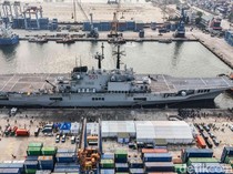 Penampakan Kapal Induk Pertama RI di Tanjung Priok