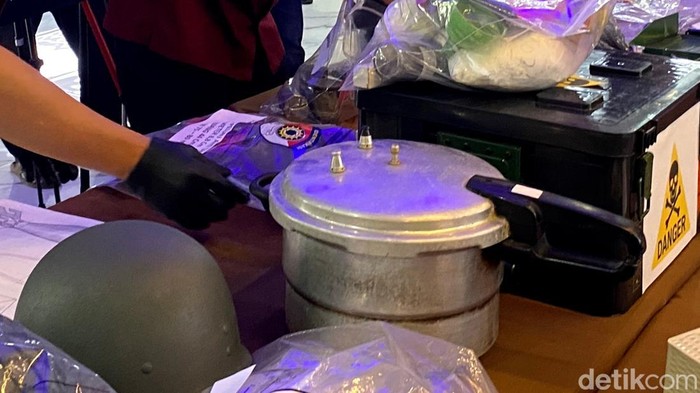 Penampakan panci presto salah satu barang bukti dalam kasus pria terpapar paham radikalisme di Bandung.