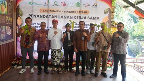 Penandatanganan Kerja Sama (PKS) antara OJK, Bank BPD Bali, PT Jamkrida Bali Mandara, BPJS Ketenagakerjaan, PT Cau Cokelat Internasional di Desa Cau, Marga, Tabanan, Kamis (17/9/2026). (Foto: Dok. Istimewa)