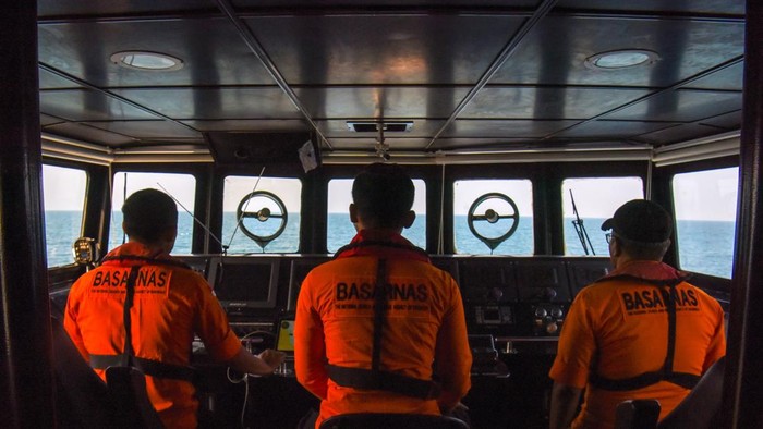 Petugas Basarnas KN SAR Antasena melakukan pengamatan saat operasi pencarian lima jurnalis dan tiga awak kapal yang hilang kontak di perairan Selat Sunda, Banten, Selasa (15/9/2026). Hari kedelapan pencarian, tim SAR gabungan membagi wilayah operasi menjadi lima sektor dengan total luas area pencarian 3.962 mil laut persegi dengan melibatkan 20 kapal. ANTARA FOTO/Indrianto Eko Suwarso/agr