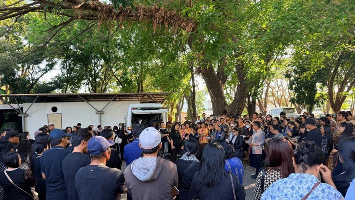 Penjemputan jenazah almarhum Aris Sanda di Bandara Sultan Hasanuddin Makassar.
