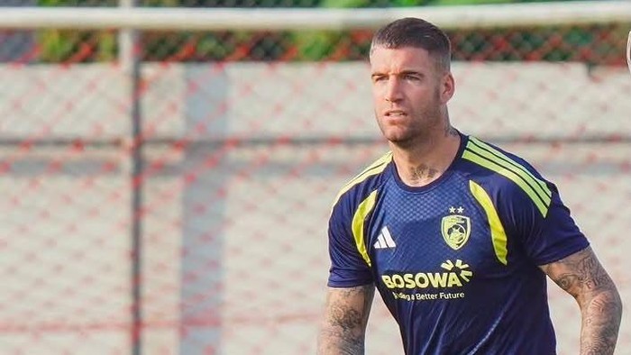 Penyerang asing PSM, Lars Veldwijk saat berlatih bersama tim di Stadion Kalegowa.