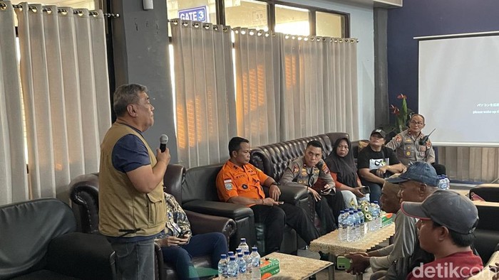 Perwakilan PT Virgo Karya Shipping, Simson Rihi menemui keluarga para korban KM Virgo.