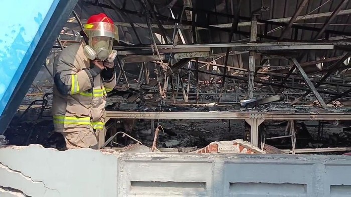 Petugas berupaya mendinginkan api di pabrik speaker yang terbakar hebat di Nganjuk.