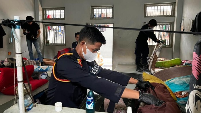 Petugas saat melakuka razia di blok hunian Lapas Jambi