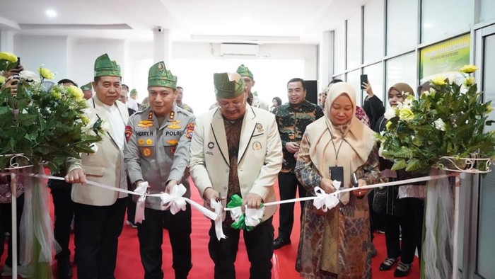Polda Riau dan UNRI meresmikan Pusat Studi Kepolisian dan Lingkungan Hidup, di Pekanbaru, Jumat (18/9/2026). Kegiatan ini dihadiri Kapolda Riau Irjen Pol Herry Heryawan, Kepala Pusat Studi Kepolisian Komjen Chryshnanda Dwilaksana, dan Rektor UNRI Sri