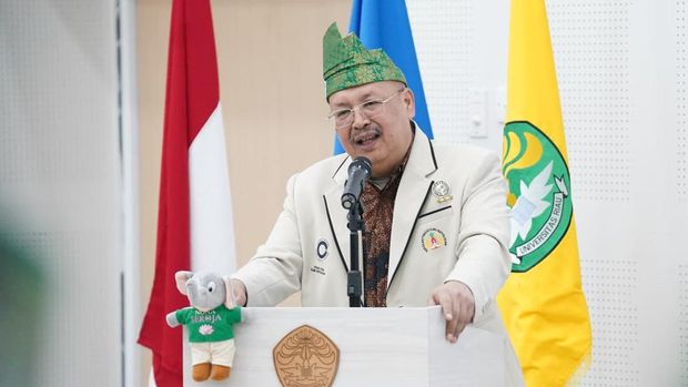 Polda Riau dan UNRI meresmikan Pusat Studi Kepolisian dan Lingkungan Hidup Polda Riau dan UNRI meresmikan Pusat Studi Kepolisian dan Lingkungan Hidup, di Pekanbaru, Jumat (18/9/2026). Kegiatan ini dihadiri Kapolda Riau Irjen Pol Herry Heryawan, Kepala Pusat Studi Kepolisian Komjen Chryshnanda Dwilaksana, dan Rektor UNRI Sri Indarti.
