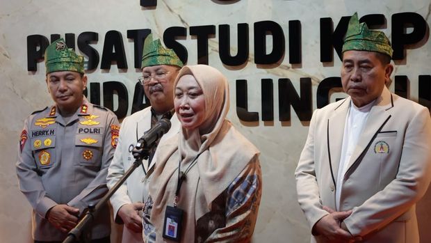 Polda Riau dan UNRI meresmikan Pusat Studi Kepolisian dan Lingkungan Hidup Polda Riau dan UNRI meresmikan Pusat Studi Kepolisian dan Lingkungan Hidup, di Pekanbaru, Jumat (18/9/2026). Kegiatan ini dihadiri Kapolda Riau Irjen Pol Herry Heryawan, Kepala Pusat Studi Kepolisian Komjen Chryshnanda Dwilaksana, dan Rektor UNRI Sri Indarti.
