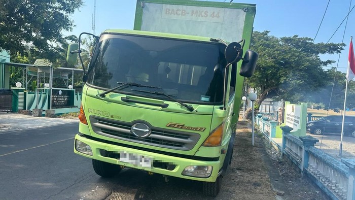 Polisi mengamankan truk terlibat kecelakaan di Jalan Trans Majene.