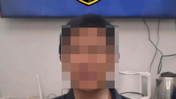 Pria viral yang menendang wanita di Mal Senayan City, Jakarta Pusat ditangkap polisi, Jumat (18/9/2026).