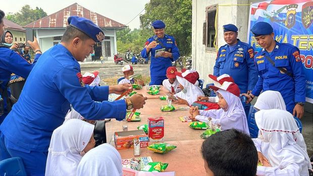Program Jalur Polda Riau turun ke pulau terluar di Bengkalis (Foto: Dok Ditpolairud) Program Jalur Polda Riau turun ke pulau terluar di Bengkalis (Foto: Dok Ditpolairud)