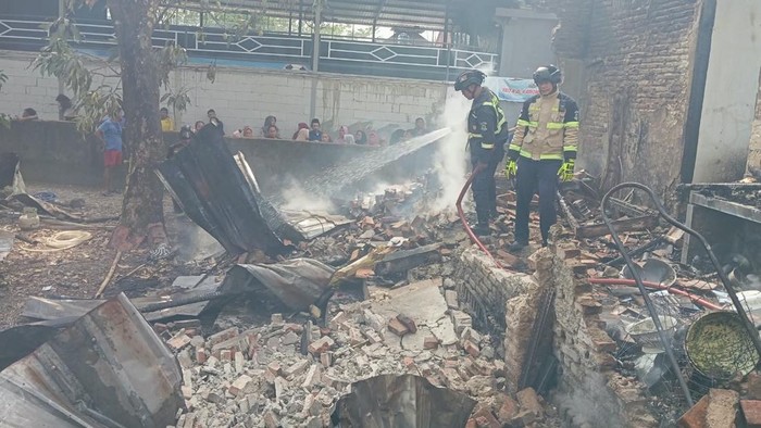 Proses pemadaman kebakaran di rumah Nok Julaeha Kuningan
