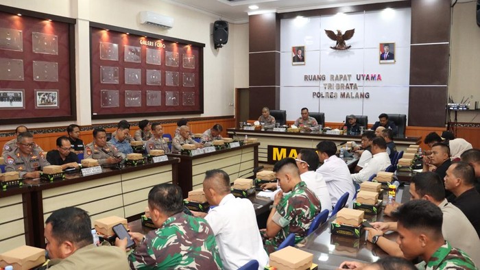 Rakor pengamanan laga Arema FC menjamu Persik Kediri dan Kapolres Malang AKBP Rulian Syauri