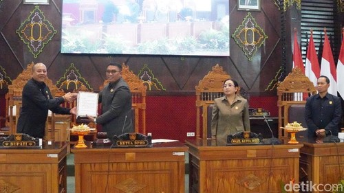 Rapat Paripurna DPRD Karangasemtentang Perubahan APBD Tahun Anggaran 2026 di ruang rapat paripurna DPRD Karangasem, Jumat (18/9/2026). (foto: I Wayan Selamat Juniasa/detikBali)