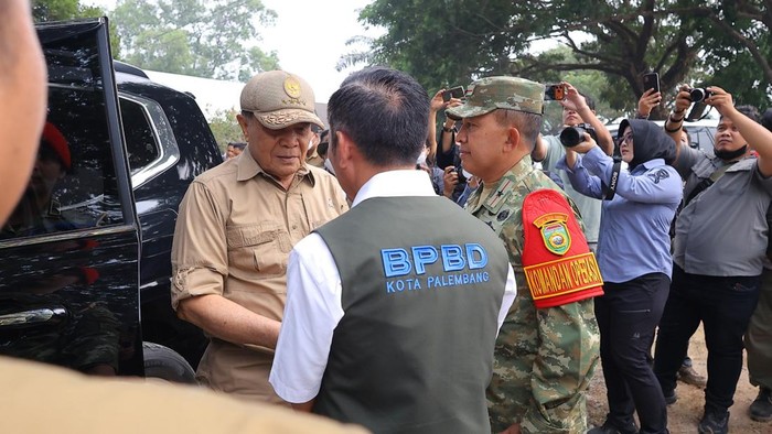 Ratu Dewa saat mengecek posko karhutla di Palembang