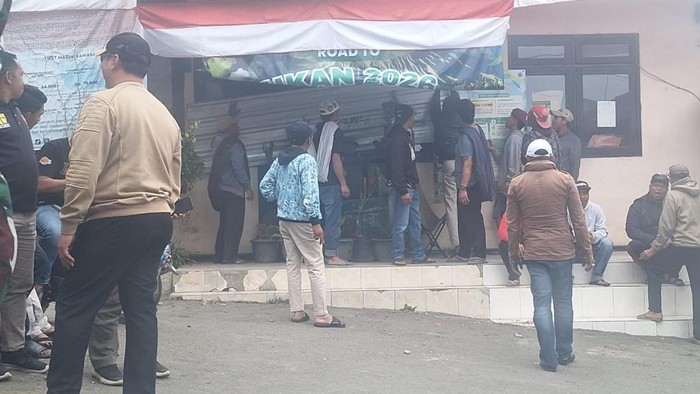 Ratusan pelaku wisata demo di loket masuk Taman Nasional Bromo Tengger Semeru (TNBTS)