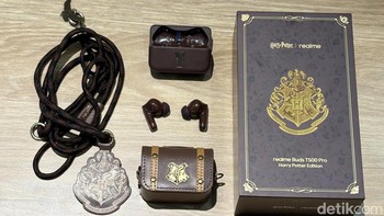 Di dalam kotak penjualan, kalian bisa mendapatkan satu earbuds, case lanyard, dan case. Foto: Panji Saputro/detikINET
