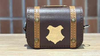 Untuk desain case Buds T500 Pro Harry Potter Edition ini sangat unik. Bentuknya seperti tas tapi berukuran kecil, atau lebih tepatnya menyesuaikan dengan charging case-nya. Di bagian depan terdapat logo empat asmara di Hogwarts. Foto: Panji Saputro/detikINET