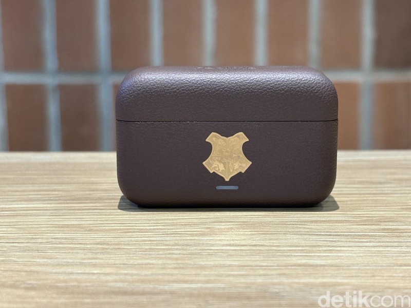 realme menghadirkan Buds T500 Pro dengan desain baru. Dirilis dengan tema khusus, begini tampilan realme Buds T500 Pro Harry Potter Edition.
