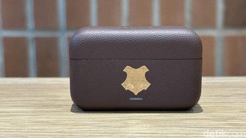 Di bagian depan charging case Buds T500 Pro Harry Potter Edition terdapat logo empat asmara, di antaranya Gryffindor, Slytherin, Ravenclaw, dan Hufflepuf. Foto: Panji Saputro/detikINET