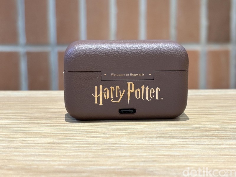 realme menghadirkan Buds T500 Pro dengan desain baru. Dirilis dengan tema khusus, begini tampilan realme Buds T500 Pro Harry Potter Edition.