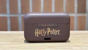 Di bagian belakang ada tulisan kecil Welcome to Hogwarts yang posisi persisnya ada di engsel charging case. Lalu ada tulisan Harry Potter. Foto: Panji Saputro/detikINET