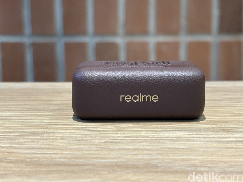realme menghadirkan Buds T500 Pro dengan desain baru. Dirilis dengan tema khusus, begini tampilan realme Buds T500 Pro Harry Potter Edition.