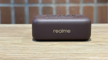 Di bagian penutupnya ada logo realme berwarna emas. Foto: Panji Saputro/detikINET
