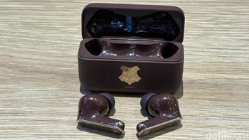 Ketika dibuka, terdapat dua earbuds yang bodinya secara keseluruhan berwarna cokelat. Foto: Panji Saputro/detikINET