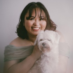 Rena Belajar Cara Mencintai dari Anjing Kesayangannya