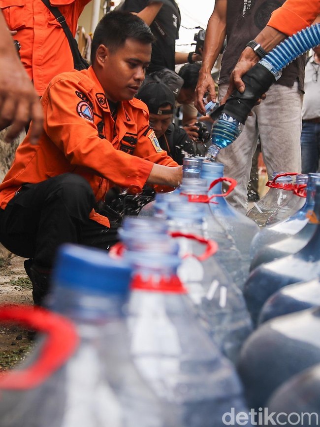 Saat Air Bersih Jadi Barang Langka di Lenteng Agung