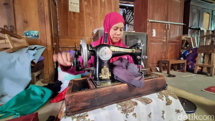 Salah satu jasa permak baju di Pasar Bantul saat menjahit pakaian, Jumat (18/9/2026).
